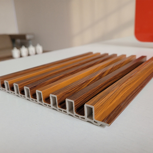 Panneaux muraux en WPC imitation bois légers, faciles à transporter et à installer. Résistant à l'<span class=keywords><strong>humidité</strong></span>, aux rayures et à l'entretien minimal - Product Image 1