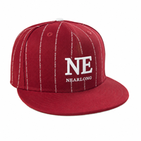 Gorra de béisbol al por mayor con bordado tipográfico de la marca en la parte delantera, color granate, para merchandising minorista.