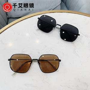 E4-1915 แว่นกันแดดทรงสี่เหลี่ยมสำหรับผู้หญิง UV400 กรอบโลหะประเภท 3 ที่บังแดดดีไซน์ไม่สม่ำเสมอสีเงินเลนส์ AC - Product Image 5