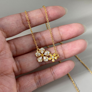 Collier Pendentif Double Fleur Personnalisé en Laiton Plaqué Rhodium avec Zircon Cubique Bicolore – Bijou Floral Tendance en Gros - Product Image 4