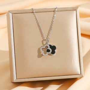 <span class=keywords><strong>Collar</strong></span> de Cadena de Acero de Titanio con Colgante de Flores Blancas y Negras de Doble Capa al por Mayor para Mujer - Product Image 5