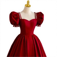 S2319N Französischer Stil Rote Spitze Quadratischer Ausschnitt Kurze Ärmel Rückenfreies Kleid mit Kathedralenschleppe Leuchtender Stoff Eingebauter BH Bodenlange Abendrobe
