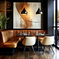 Ensemble de mobilier de restaurant moderne et écologique : banquette en cuir marron foncé en forme de L, tables carrées et chaises-canapés pour café et salle à manger