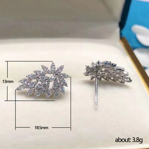 Orecchini a Perno Geometrici a Forma di Foglia d'Acero per Donne, Brillanti Orecchini Botanici, Gioielli di Moda Quotidiana - Product Image 5