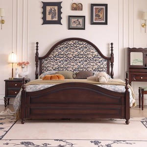 <span class=keywords><strong>Cama</strong></span> de Plataforma Estilo Americano Retro - Madera Maciza de Nogal Oscuro con Cabecera Curva Tapizada en Floral Beige y Azul - Product Image 4