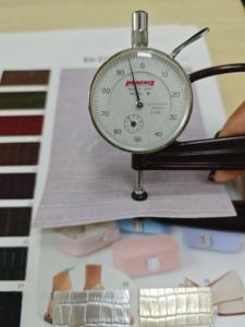 Cuir synthétique PU grain crocodile vintage avec finition cirée pour sacs, chaussures et ameublement - Product Image 2