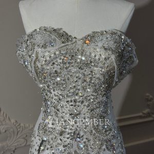 Robe de mariée sirène moderne Xs322 en organza sculptural, couleur ivoire, avec décolleté cœur, ornée de cristaux irisés et d'un nœud, modèle de luxe - Product Image 6