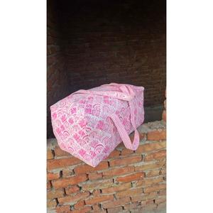 Bolsa de lona de algodón acolchada con estampado tradicional hecho a mano, elegante, ligera, duradera y espaciosa, perfecta para viajar. - Product Image 3