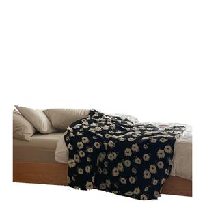 Manta de Lana Afelpada Negra con Diseño Floral Rectangular, Gruesa, para Uso Doméstico, Tamaño Individual, Material de Cachemira - Product Image 5