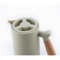 Mantener caliente más de 6 horas cuerpo de plástico termo jarra de café 1L revestimiento de vidrio de doble pared frascos de vacío jarra aislada con mango de madera