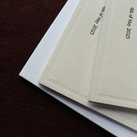 Ensemble d'invitations de mariage en folio à couverture rigide en forme d'arche, en papier épais de coton, avec impression typographique et pliage en velours