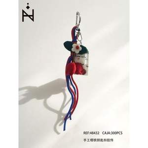 Llavero colgante de cereza hecho a mano, de felpa tejida, con mosquetón, flor y borla, para bolso o llavero - Product Image 1