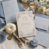 Invitation de mariage personnalisée élégante bleue à motifs floraux, impression de bordure botanique or et bleu ornée avec texte personnalisé