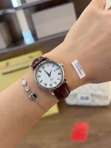 Relojes de Pareja para Hombre y Mujer con Esfera de Números Romanos, Función de Fecha, Correa de Cuero con Patrón de Cocodrilo, Movimiento de Cuarzo Omegaes - Product Image 5