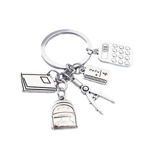 Accessoires de mode : Mini <span class=keywords><strong>sac</strong></span> <span class=keywords><strong>à</strong></span> <span class=keywords><strong>dos</strong></span> pendentif en métal étanche, motif dessin animé, avec calculatrice, règle et livre – Cadeau <span class=keywords><strong>pour</strong></span> la Fête des Enseignants et le début du nouveau semestre - Product Image 5