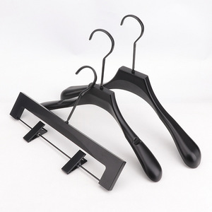 Wholesale plastic clothes hangers for clothing stores, home use, wide-shouldered coats, hotels, suits, and formal wear; - Product Image 2