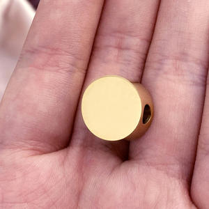 Op maat gemaakte logo laser gegraveerde roestvrijstalen ronde kleine kralen bedels sieraden verguld gepersonaliseerde sieraden accessoires - Product Image 4
