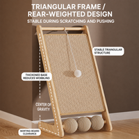 Griffoir pour chat en sisal avec structure de support triangulaire inclinée, conception avec tapis en sisal amovible