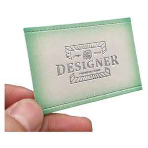 Etiqueta de cuero PU cosida personalizada de calidad de lujo de fábrica, etiqueta de cuero con logotipo bordado de lámina plateada en relieve para sombreros/pantalones vaqueros - Product Image 4