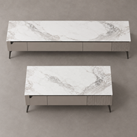 Ensemble meuble TV et table basse WYRAX Train Lounge avec dessus aspect marbre, tiroirs dissimulés, panneaux décoratifs cannelés et pieds fins