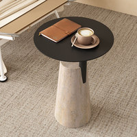 Moderner Travertin-Beistelltisch mit Runder Tischplatte Minimalistischer Wohnzimmer-Sofatisch für Heim- und Hoteldekoration