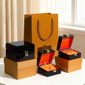 กล่องใส่เครื่องประดับทองคำพรีเมียมแบบกำหนดเอง กล่องเครื่องประดับเคลือบเงาแบบเปียโน สำหรับแหวน กำไล จี้  กล่องทองคำสามกล่อง บรรจุภัณฑ์กล่องของขวัญเครื่องประดับ - Product Image 1