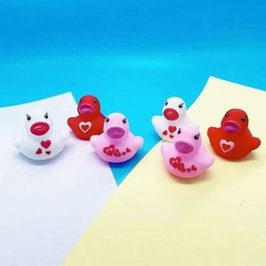 Canard en caoutchouc jaune miniature flottant personnalisé avec votre logo, jouet de bain classique pour bébé, en vinyle non toxique, pour la Saint-Valentin - Product Image 4