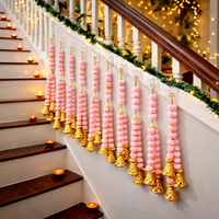 Guirlande suspendue artisanale écologique rose pastel avec pompons et clochettes dorées pour décorations de mariage indien, escalier et entrée