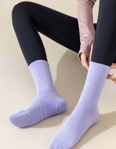 Chaussettes de yoga pour femmes avec 200 points antidérapants en silicone, respirantes et absorbant l'humidité, idéales pour le Pilates - Product Image 2