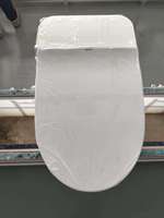 WC intelligent monobloc au design épuré, forme allongée, à poser au sol, avec fonction de nettoyage féminin, séchage à l'air, télécommande et siège chauffant