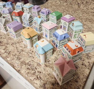 Ensemble de pots à épices en céramique en forme de maison colorée, décoratifs, avec couvercle - Product Image 2