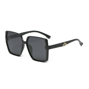 Lunettes de soleil polarisées surdimensionnées pour femmes, protection UV400, classe 2, monture noire, verres PC, style tendance - Product Image 4