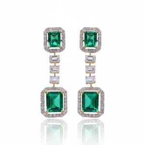 Pendientes de Oro con Diamantes de Alta Gama y Esmeraldas, Joyería Fina Hecha a Mano con Esmeralda y Diamante Atemporales para Eventos Formales - Product Image 2