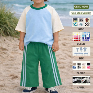 Set Estivo per Bambini con Logo Personalizzato: T-shirt Oversize Color Block e Pantaloni Larghi con Striscia Laterale - Product Image 1