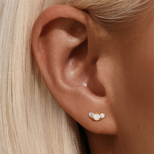 Pendientes CANNER con Baño de Oro de 18K, Diseño de Flor Dulce con Ópalo y Parte Posterior Plana - Product Image 3