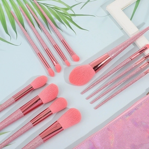 Ensemble de 13 pinceaux de maquillage rose pailleté, poils synthétiques, manche givré, fibres végétales, pinceaux professionnels pour l'application du fond de teint - Product Image 1