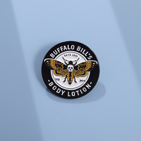 Großhandel Metall-Emaille-Pin Souvenir TV-Serie Der Schweigen der Lämmer Emaille-Brosche Grimasse-Motten-Horror-Metall-Pin für Rucksack und Kleidung