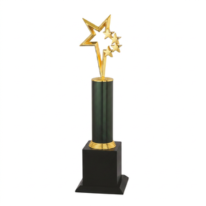Trofeo de estrella metálica con estrellas chapadas en oro, columna verde, base duradera con logotipo para deportes y juegos, base negra - Product Image 1