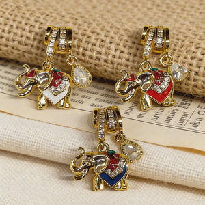 CZ9357 <span class=keywords><strong>Abalorio</strong></span> de moda con diseño de gato y circonita, chapado en oro de 18k, esmaltado, con doble colgante y orificio grande, compatible con pulseras de estilo europeo - Product Image 2