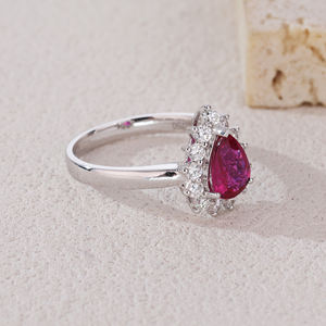 Anillo de Lujo Personalizado de Oro Sólido de 18K con Rubí de 1 Quilate en Corte Pera, Acabado Clásico en Rodio, Regalo Perfecto para Bodas, Aniversarios y Fiestas - Product Image 5