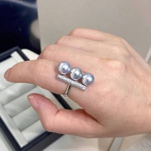 Anillo de Plata de Ley S925 con Perlas, Perlas Akoya Azules Aurora de 8 mm, Casi Redondas, con Pequeñas Imperfecciones, Diseño de Tres Perlas en Barra - Product Image 4