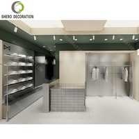 Aménagement de magasin de vêtements de sport, décoration complète du magasin, design intérieur épuré, mobilier de magasin de vêtements, vitrine, étagère murale