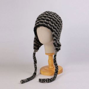 Nuevo Gorro de Punto Moderno para Mujer, Otoño Invierno, Cálido, Informal, Diseño a Rayas Blancas y Negras, con Protección para las Orejas - Product Image 6
