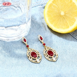 Hengdian Jewelry Wholesale - Pendientes Colgantes Huecos de Zirconia Roja Chapados en Oro de 18K Estilo Vintage, Unisex, para Fiestas, Bodas, Oficina (MOQ 12) - Product Image 2
