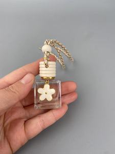 Venta al por mayor 10ml ambientador difusor vacío único cuadrado forma coche colgante botella de perfume con tapa de madera - Product Image 6