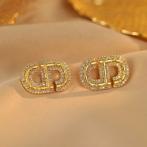 Boucles d'oreilles clous en zircon plaqué or, style géométrique, luxe léger, haut de gamme, tempérament français, tendance, simples, polyvalentes, exquises et de niche - Product Image 1