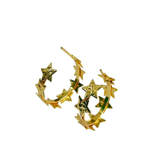 Boucles d'oreilles créoles étoiles dorées texturées – Créoles imposantes au design céleste – Créoles ouvertes audacieuses multi-étoiles - Product Image 2