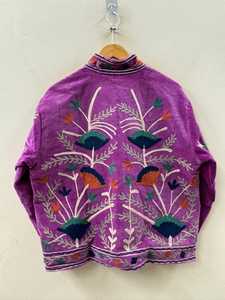 เสื้อแจ็คเก็ตปักลายสัตว์ผ้ากำมะหยี่สีม่วง แต่งลูกไม้ สำหรับฤดูหนาว งานแฮนด์เมด ผู้ผลิต OEM ส่งออกจากอินเดีย บรรจุใยฝ้าย - Product Image 5