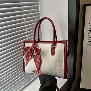 I-0267 Trendy Shoulder & Crossbody <b>Tote</b> <b>Bag</b> Chains Single Strap Fashionable Versatile Women's Handbag for Summer/Autumn/Winter - Product Image 2