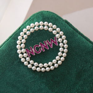 Nouvel Arrivage Charme <span class=keywords><strong>Afro</strong></span> Femmes Bijoux Dainty Creux Design Pin Dainty Violet Émaillé Incrustation Perle NCNW Lettre Sororité Broche - Product Image 5